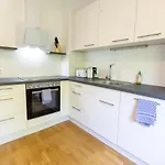 Rhein-lahn Living - Modernes Design - Kontaktloser Zugang - Zentrale Lage Nahe Rhein Und Martinsburg - Mit Kueche & Wohnzimmer 라한슈타인