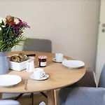 Rhein-lahn Living - Modernes Design - Kontaktloser Zugang - Zentrale Lage Nahe Rhein Und Martinsburg - Mit Kueche & Wohnzimmer * Lahnstein