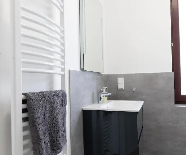 Rhein-lahn Living - Modernes Design - Kontaktloser Zugang - Zentrale Lage Nahe Rhein Und Martinsburg - Mit Kueche & Wohnzimmer 라한슈타인