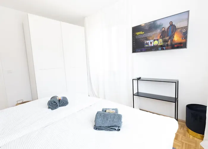 Rhein-lahn Living - Modernes Design - Kontaktloser Zugang - Zentrale Lage Nahe Rhein Und Martinsburg - Mit Kueche & Wohnzimmer 라한슈타인